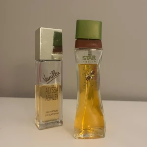 Två parfymer: Alyssa Ashley & Star - Två populära parfymer – Vanilla från Alyssa Ashley (100 ml) och Star Nature. Båda är använda som ni ser och är ganska ungdomliga 