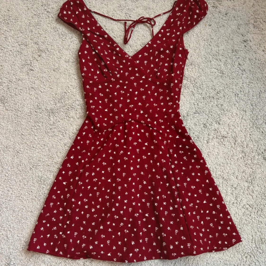 Röd blommig kortklänning