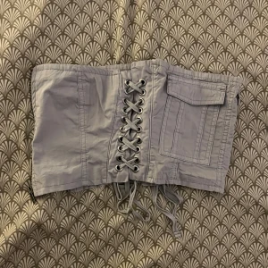 Grå tubtopp med snörning - Jättecool tubtopp som är köpt på sellpy men aldrig använd av mig👍🏼😊