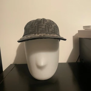 Fendi keps  - Säljer fet Fendi keps. Nästan aldrig använd och e som ny, har tags men ingen låda eller påse. Kan diskutera pris, skriv bara om du vill ha fler bilder eller se hur den sitter på.