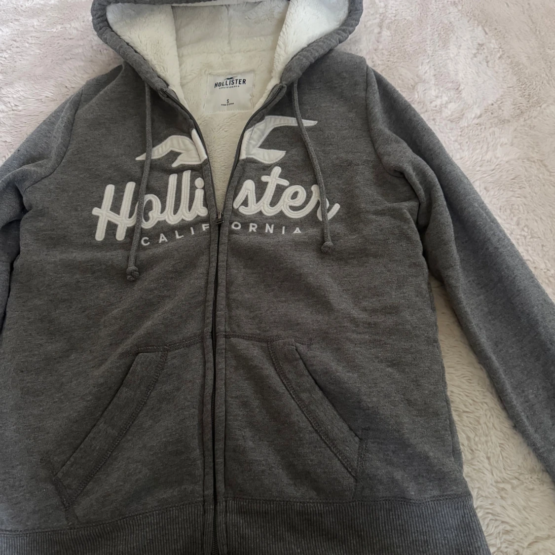 Grå zip up hoodie från Hollister med teddyfoder - 2