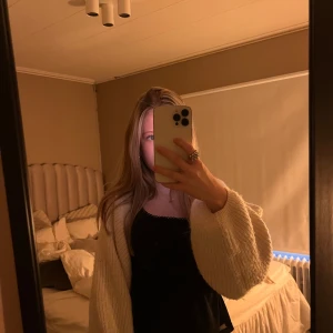 Vit stickad bolero från Gina Tricot - Stickad fin bolero från Gina tricot i storlek XS. Lite nopprig men väldigt fin och passar till allt. Säljer för den inte riktigt är min stil.