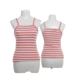 Randig ribbad linnetopp Fire & Glory - Säljer en ribbad linnetopp från Fire & Glory i storlek XS. Toppen har smala axelband och ett färgglatt randigt mönster i rosa, rött och vitt. Perfekt för varma dagar och enkel att matcha med jeans eller kjol.