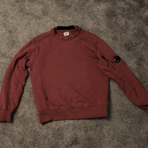 C.P. Company sweatshirt - Säljer en sweatshirt från C.P. Company med deras linsdetalj på ärmen. Perfekt för dig som gillar streetwear/casual stil eller bara tycker om c.p company. Säljer billigt för vill bara bli av med för att den inte passar längre