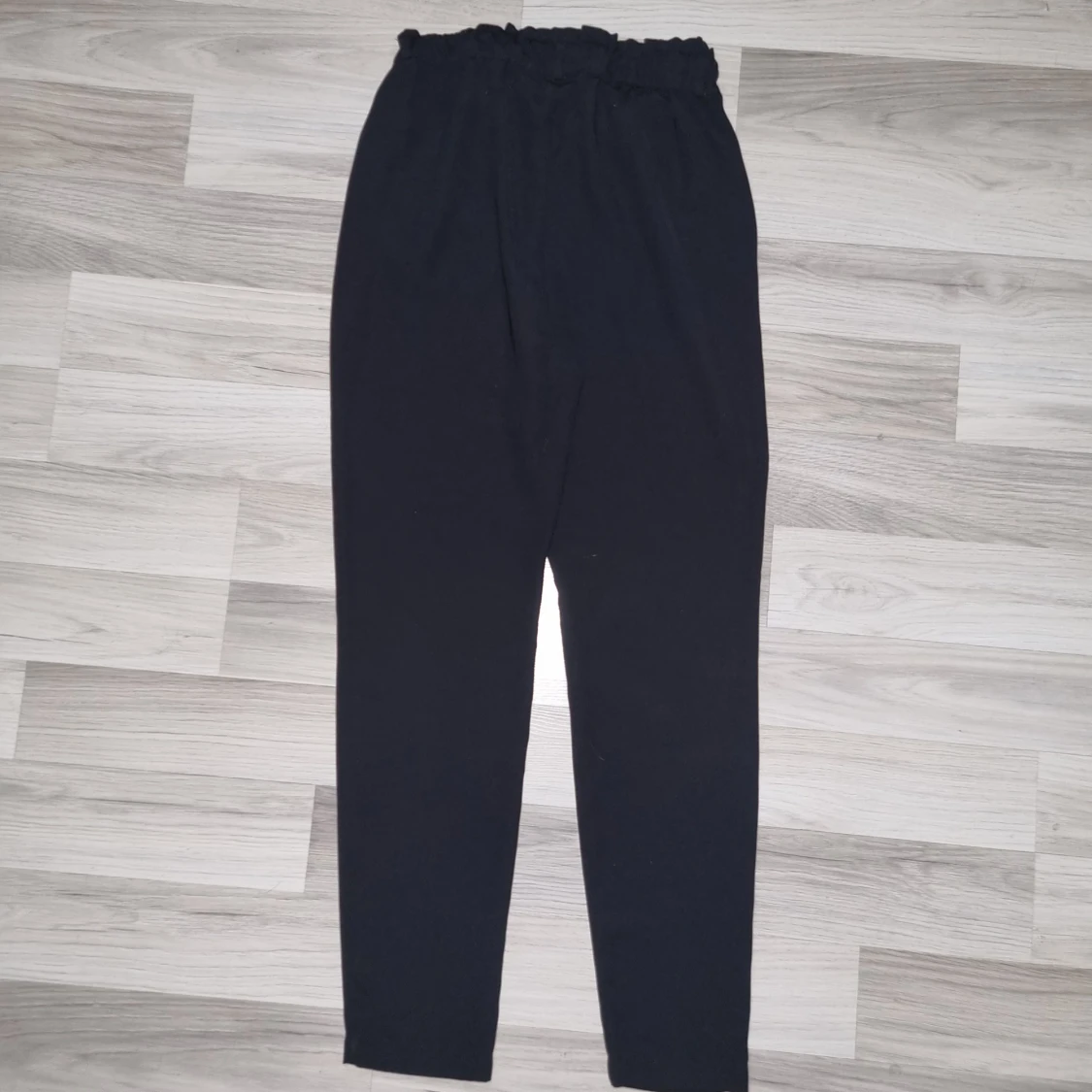 Svarta byxor med resår från BikBok - 1