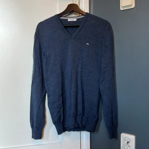 J. Lindeberg tröja - En jättefin blå J. Lindeberg tröja i storlek medium i 100% merino ull. Ett litet hål under höger armhåla som knappt syns. 