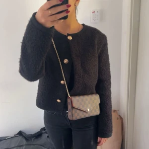 Svart jacka med guldknappar - Använd 1 gång