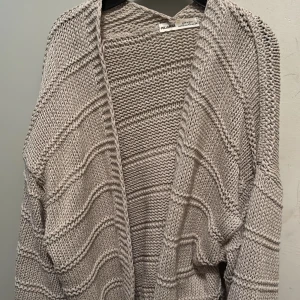 Beige stickad kofta från stradivarius  - Säljer en beige kort kofta, jätte mysig och fin, knappt använd 