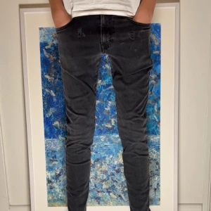 Svarta Replay Anbass Jeans - Hej säljer ett par sjukt snygga Replay Anbass jeans med en en svart och clean design storlek: W31 och längd W32 Märket är Replay som är från Italien vid frågor skriv.