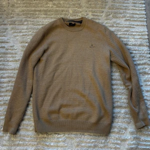 Beige stickad Gant tröja   - Säljer en beige stickad tröja från GANT. Sjuk stilren och passar till alla outfits✅✅