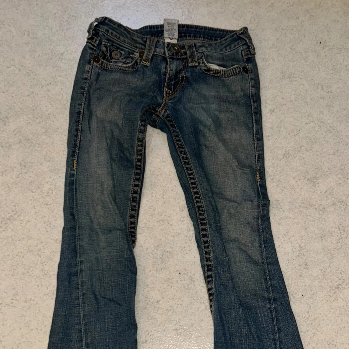 Blå jeans med broderade bakfickor - 90