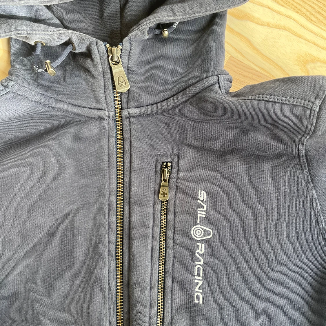 Mörkblå hoodie från Sail Racing - 1