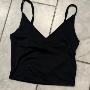 Svart linnetopp från Amisu XS - Snygg svart linnetopp från Amisu New yorker i storlek XS. Toppen har smala axelband och v-ringad halsringning. skriv ifall frågor inkommer elr fler bilder behövs och kolla gärna min profil ❕❕