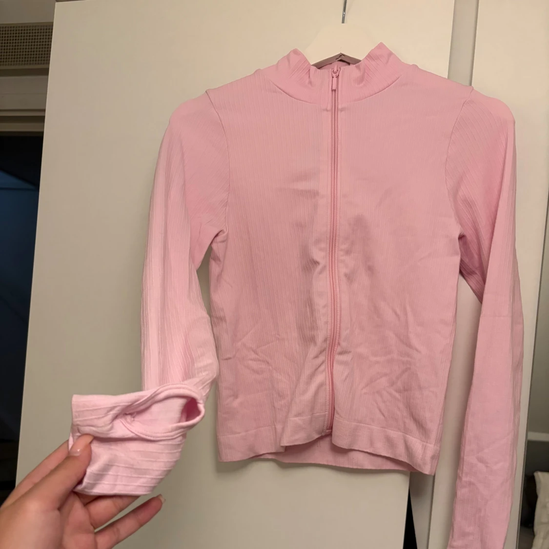 Ljusrosa ribbad tränings ziptröja - 1