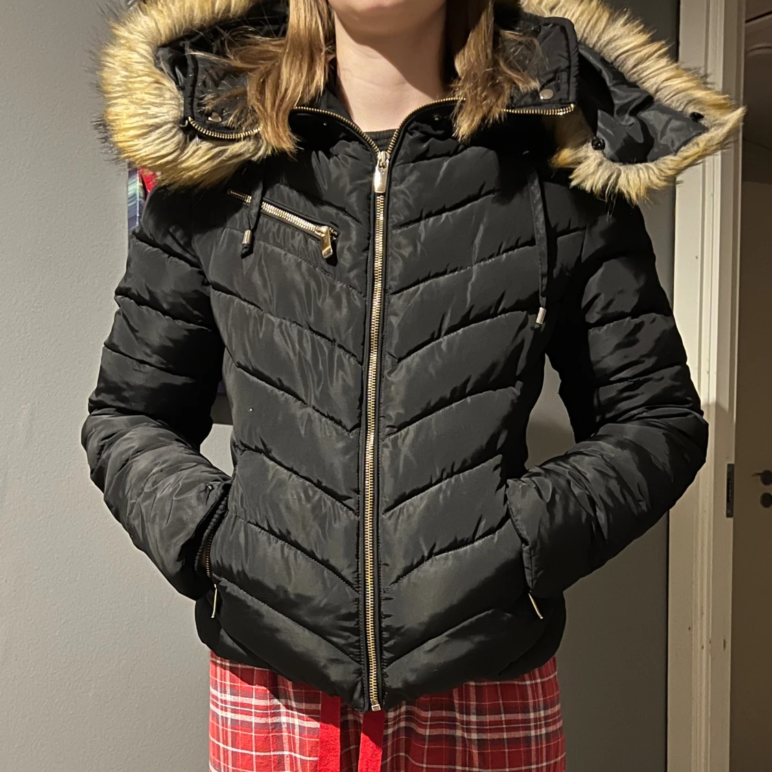 Svart pufferjacka med fuskpäls från Rocco Barocco