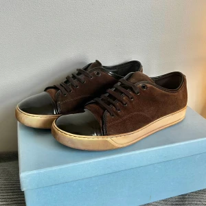 Bruna/guldiga Lanvins - Riktig feta bruna lanvin sneakers med ”guldig” sula | (Obs sulan ska vara guldig se bild 5) | Skick 9.5/10 endast lite smuts och nått skavmärke!! | stl 42/6 | box följer med | hör av dig vid frågor!!