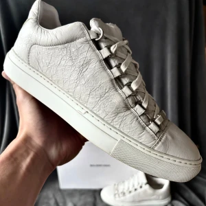 Balenciaga arena skor - Balenciaga arena low skor i orginalstorlek 39 men sitter runt 41, fråga om innermått vid osäkerhet | ingår: box 