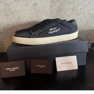 Svarta sneakers från Saint Laurent st.43 - Köpt på sicuro 