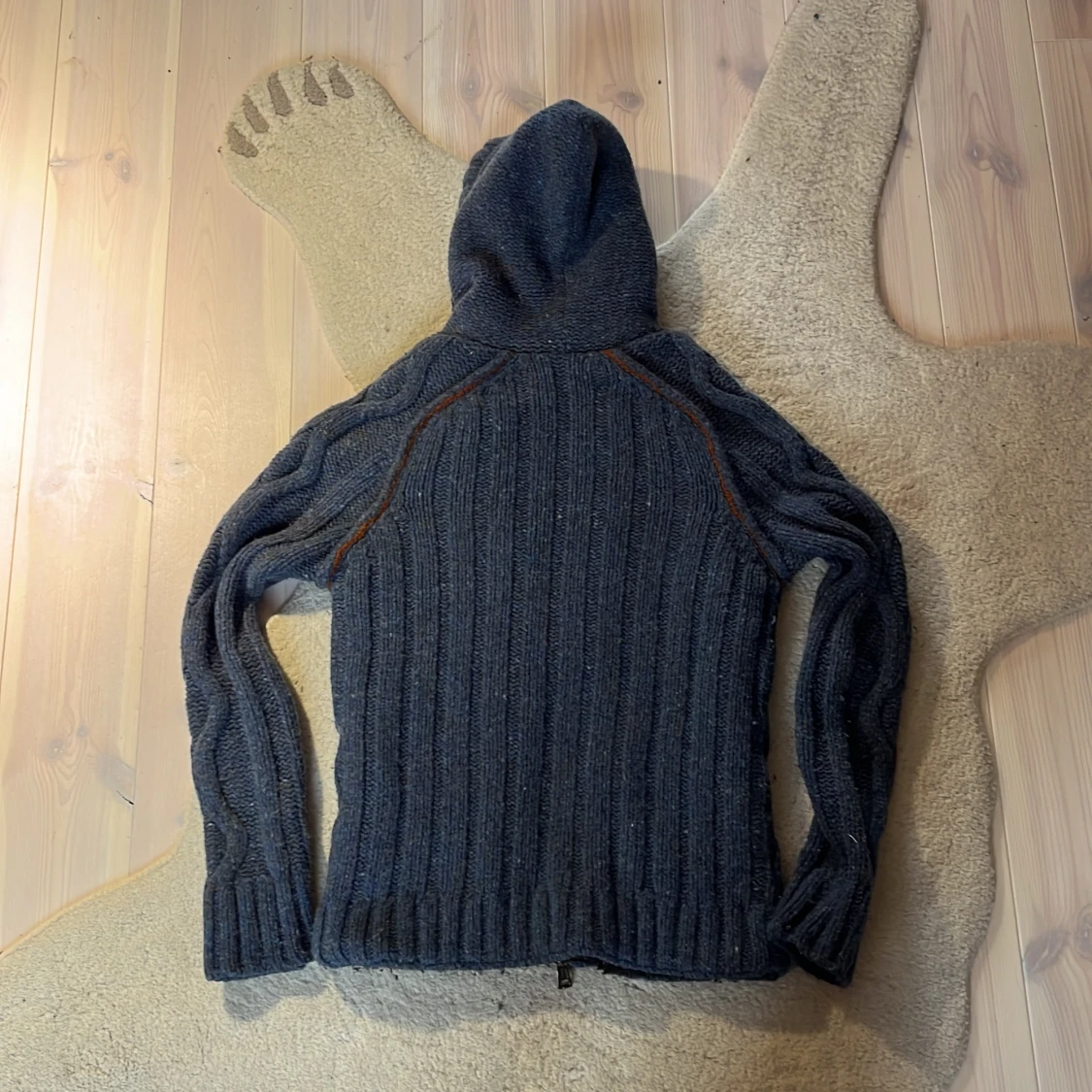 Mörkblå stickad hoodie från Energie - 2