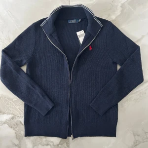 Ralph Lauren Zip Cardigan - Säljer denna eftersom det inte riktigt är min stil. Tröjan passar som S även om det står M. Den är aldrig använt och om ni har frågor så är det bara att skriva🤗