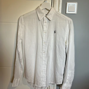 Polo Ralph Lauren Skjorta - Säljer min Linneskjorta från Polo ralph lauren då jag växt ur den. Den är i perfekt skick och är i storleken XS men passar även S. Tyvärr inget kvitto. Skriv vid frågor eller funderingar.