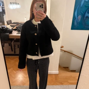 Jacka / kofta med guldknappar - Snygg jacka/ kofta med guldknappar från Gina Tricot i storlek M!!💕💕använd fåtal gånger