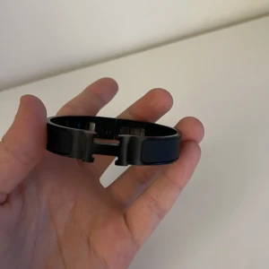 Ett h armband som jag inte längre gillar  - Ett armband med H spänne som har en stilig touch