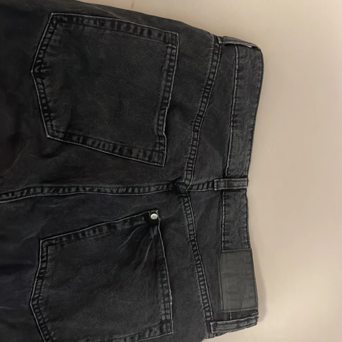 Svarta raka jeans med rå kant - 3