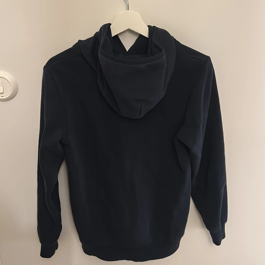 Mörkblå hoodie Peak Performance 160 - 1