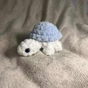 Ljusblå sköldpadda - Supersöt liten sköldpadda som är ca 7 cm hög❤️Den är Säkerhetsögon som inte rekommenderas för barn under tre år! 