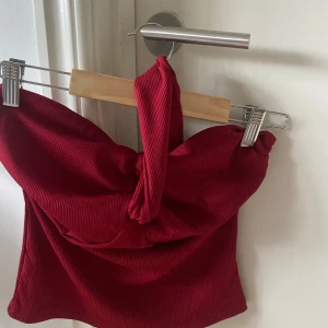 Röd ribbad bandeau tubtopp med knyt - Säljer en jätte snygg topp med band runt halsen 