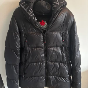 Zavetti Canada jacka - Säljer en riktigt varm och snygg vinterjacka, knappt använd och är i riktigt fint skick, hör av dig vid fler funderingar. 