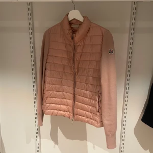 Moncler Cardigan  - ‼️VI TAR EJ BYTEN‼️Moncler Cardigan  | Skick: 9/10 | Storlek (M) | Fraktar inom 24H efter köp på köparens bekostnad 📦💨 | Hör av dig vid minsta fråga eller fundering 💭