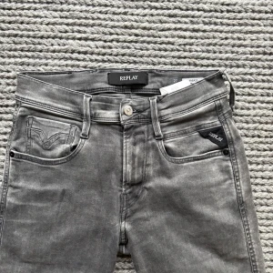 Replay anbass - Replay Anbass w 27 L 30 sitter slim med sett stretchigt material så passar lite större! En mycket eftertraktad färg. Nypris 1600 kr!