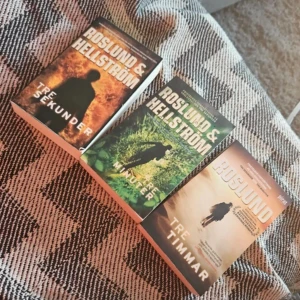 Tre sekunder / Tre minuter / Tre timmar - Spännande boktrilogi av Roslund & Hellström: 'Tre sekunder', 'Tre minuter' och 'Tre timmar'. Perfekt för dig som gillar nervkittlande berättelser och vill ha svårt att släppa boken! Passar unga vuxna som söker action och spänning.