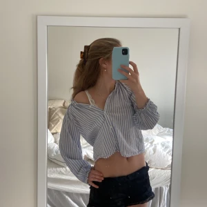 Mango blus - Jättesnygg blus från mango som är i storlek 134 men ser snyggt ut endå! Jag brukar använda xs och den är lite kort💘💘använd väldigt sällan