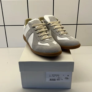 Maison Margiela  sneakers grå/vit - Säljer dessa tvärfeta Maison Margiela gats som är köpta på Plick och endast testade. Det är bara att skriva vid frågor mvh Sixten. Pris ej hugget i sten