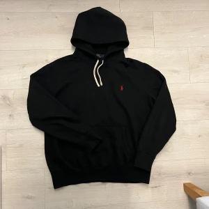 Ralph lauren hoodie - Hej! Säljer en Ralph lauren hoodie i strl M//hoodien är i fint sick (inga defekter)//personen på bilden är ca180 och väger 69kg//fråga gärna!!🤩