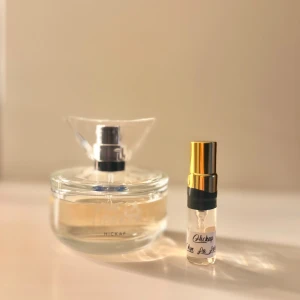 Vive La Liberte 3ml - Parfymprov på 3ml av Hickaps parfym Vive La Liberte🤎Vid köp av 3 eller fler testparfymer skickar jag med 1 bonus test som jag har hemma 😊  Skickar alltid i bubbelplast med bubbelkuvert 📦