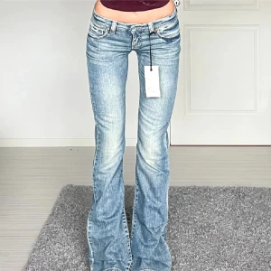 Bootcut jeans - Midjemått: 36cm rakt över, innerbenslängd: 83cm 💕lappar kvar, små i storleken