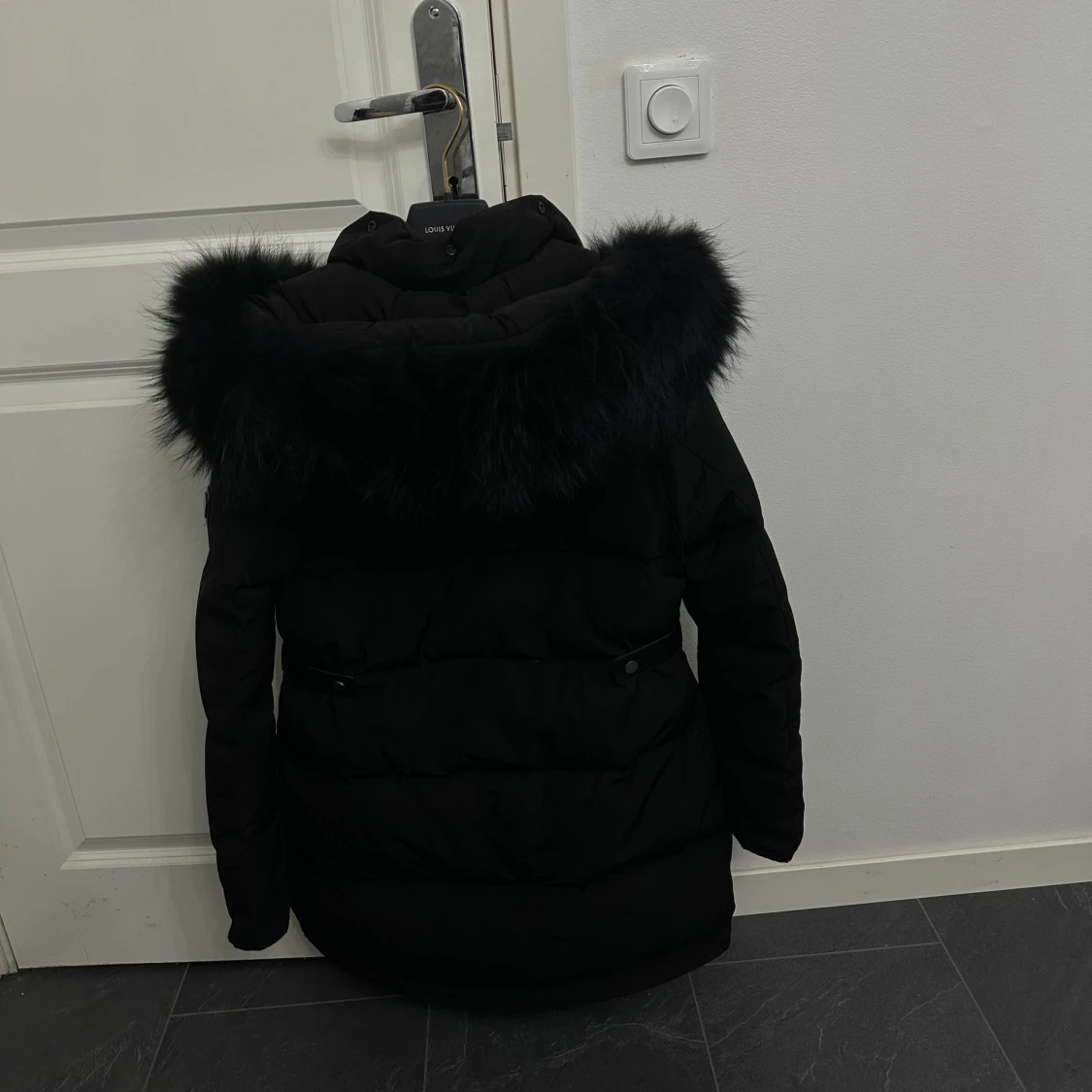 Svart pufferjacka från Cedrico med äkta päls - 1