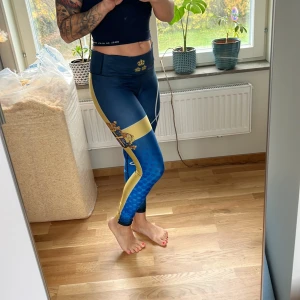 Träningstights Anarchy Apparel S - Träningstights med medelhög midja och coolt print. Snöret borta men jag tycker inte att det påverkar. Storlek S. 