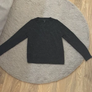 Svart grå stickad tröja ifrån vero Moda - Super fin svart stickad tröja från vero Moda. Knappt använd. Den är super mysig