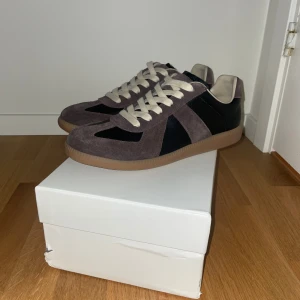 Maison Margiela GATs  - Fler bilder skickas vid önskemål, annars skicket är super bra, boxen har dock haft sina bättre dagar ( kan skicka bild på defekterna med boxen vid önske ). Utöver det så är det bara att höra av sig, är snabb med svar.