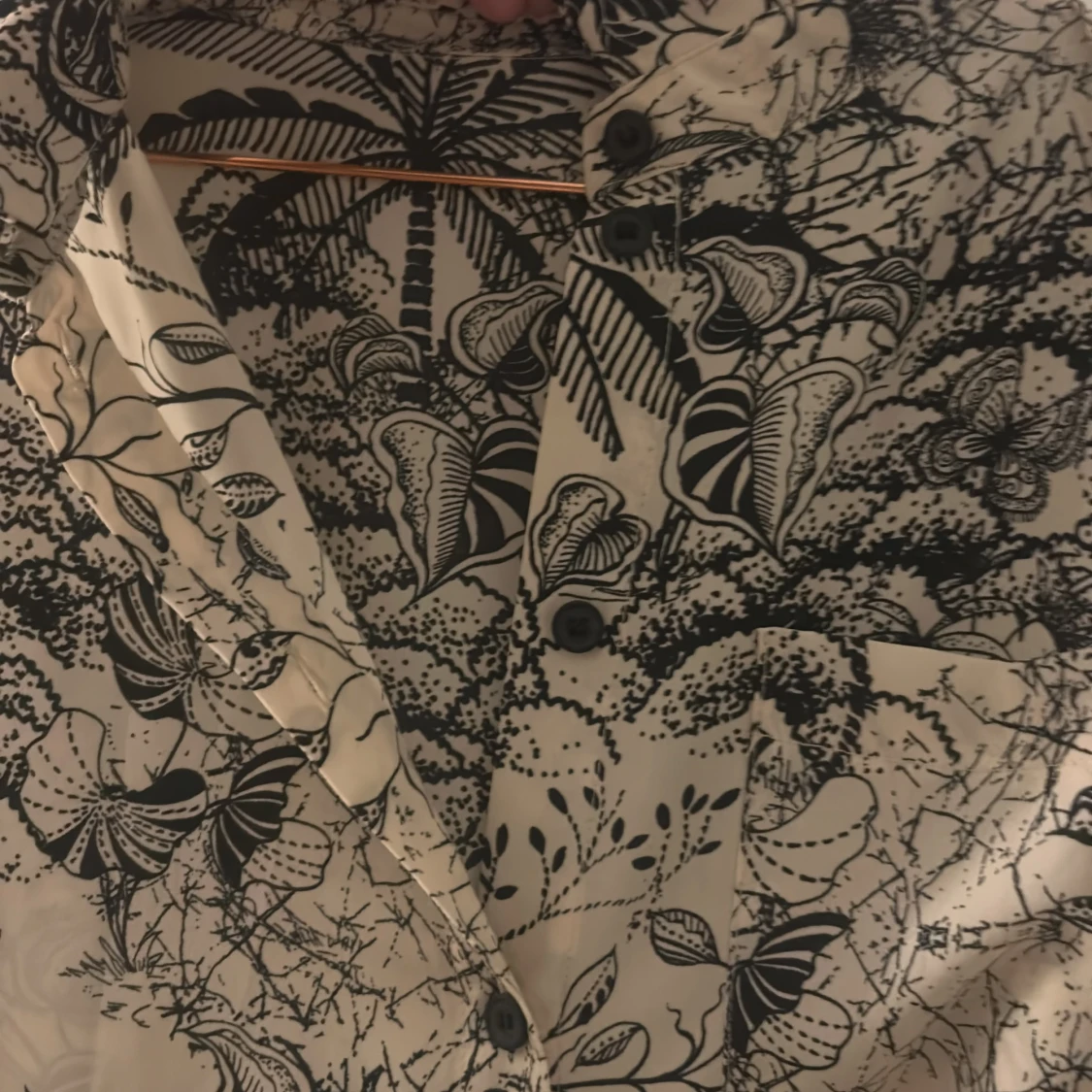 Långklänning med svartvitt blommönster - 2