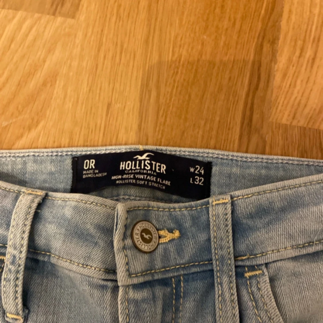 Blåa bootcut jeans från hollister w24 L32 - 1
