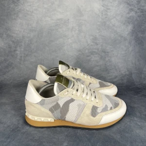 Valentino rockrunner - Skick: 9,5/10, som ny. | Ingår: Skor. | Nypris: +- 7000 SEK. | thegrandcloset.com för mer info!