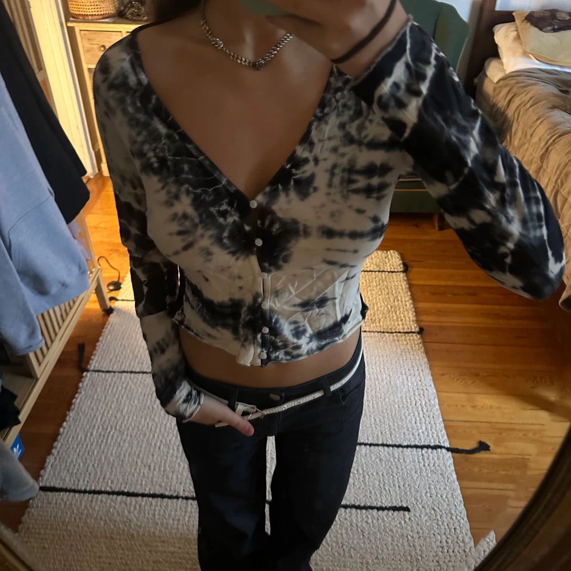 Svartvit croppad blus från Weekday - 1