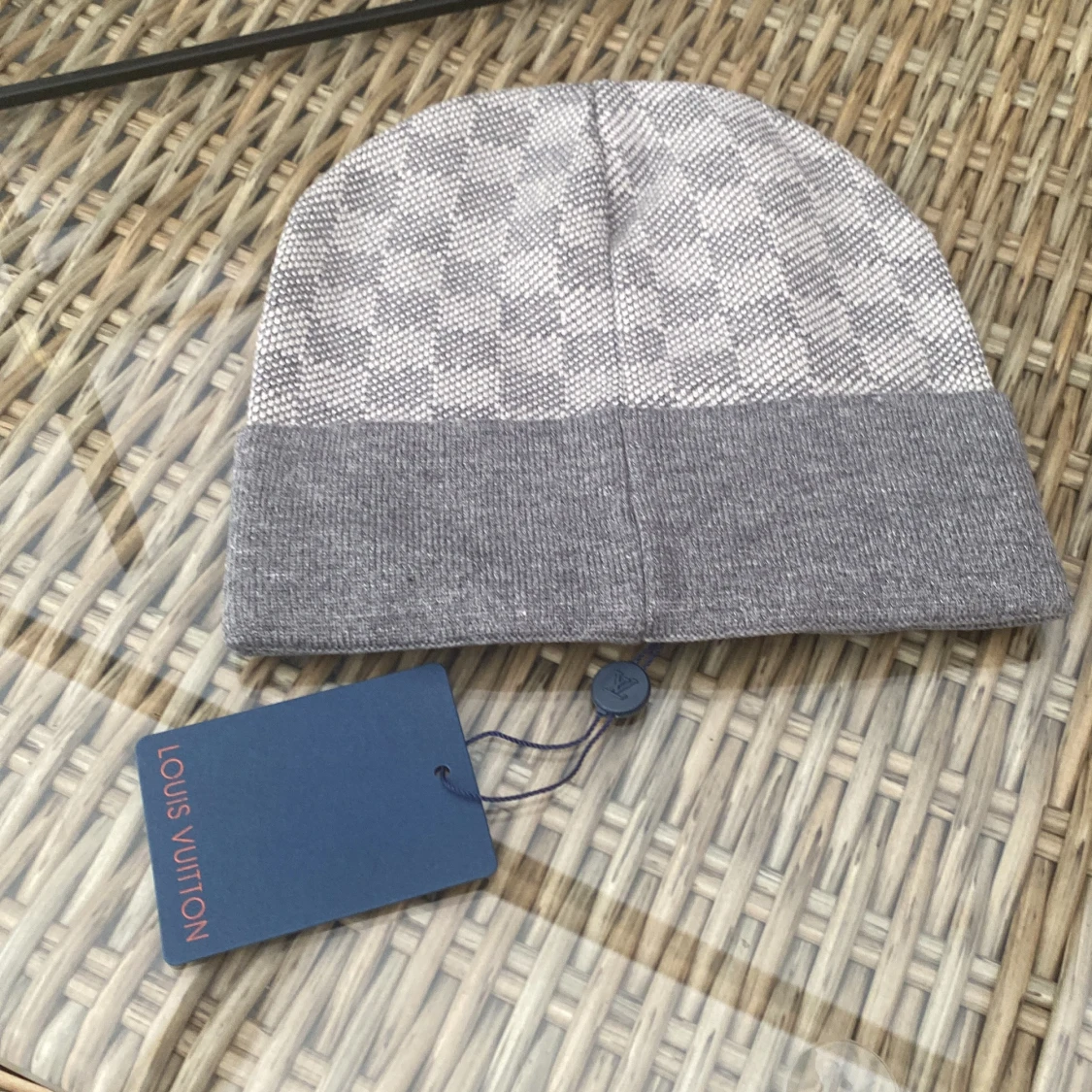 Grå stickad mössa med logo  - 1