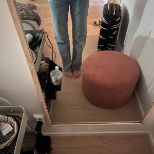 Weekday ljusblå raka jeans W26 L32 - Säljer ett par ljusblå jeans från Weekday med rak passform och klassisk femficksdesign. Jeansen har låg midja. Perfekt för dig som gillar en clean och enkel stil med lite retrovibe. Säljer då de är lite förstora.